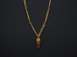 Vente aux enchères Collier articulé en or jaune, maillons rectangulaires ajourés, à décor