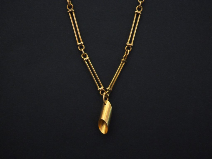 Collier articulé en or jaune, maillons rectangulaires ajourés, à décor