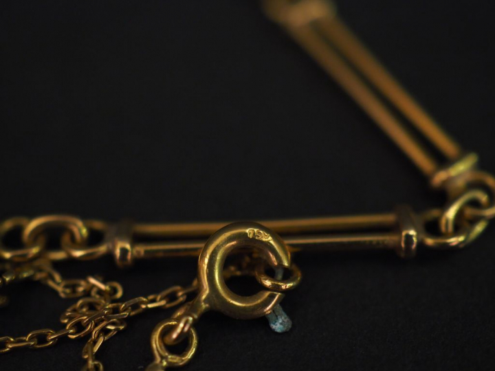 Collier articulé en or jaune, maillons rectangulaires ajourés, à décor