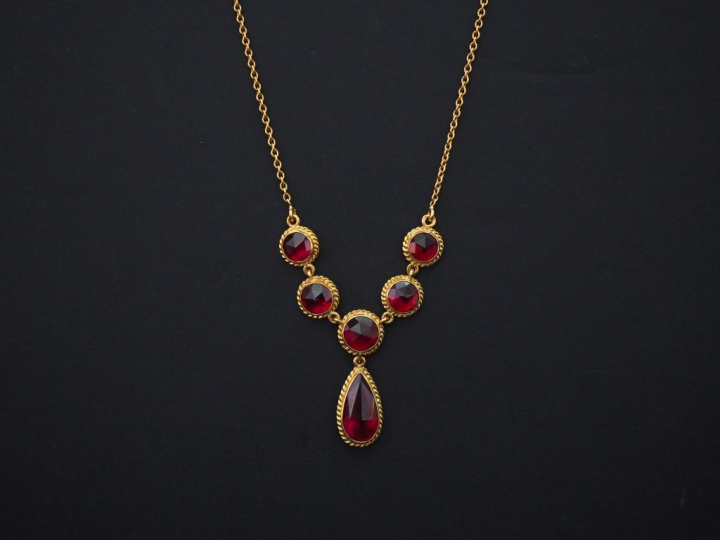 	Collier en or jaune, à décor de six grenats dont un en forme de goutt