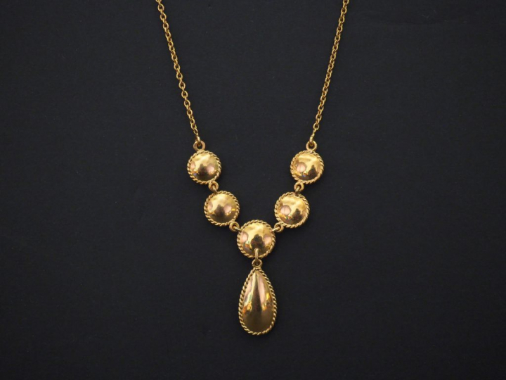 	Collier en or jaune, à décor de six grenats dont un en forme de goutt