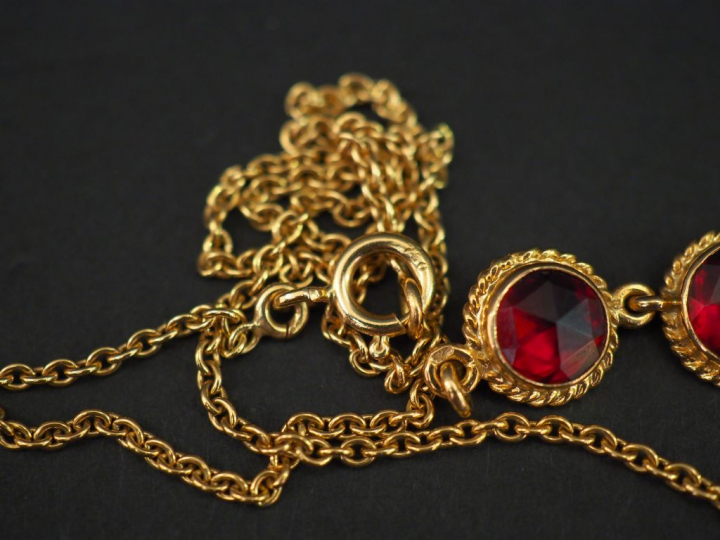 	Collier en or jaune, à décor de six grenats dont un en forme de goutt