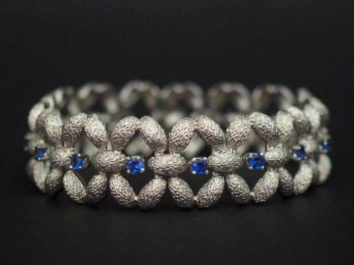 Bracelet manchette articulé en or blanc, à décor de croisillons sertis