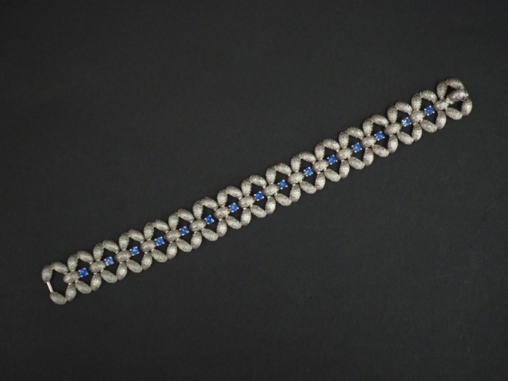 Bracelet manchette articulé en or blanc, à décor de croisillons sertis