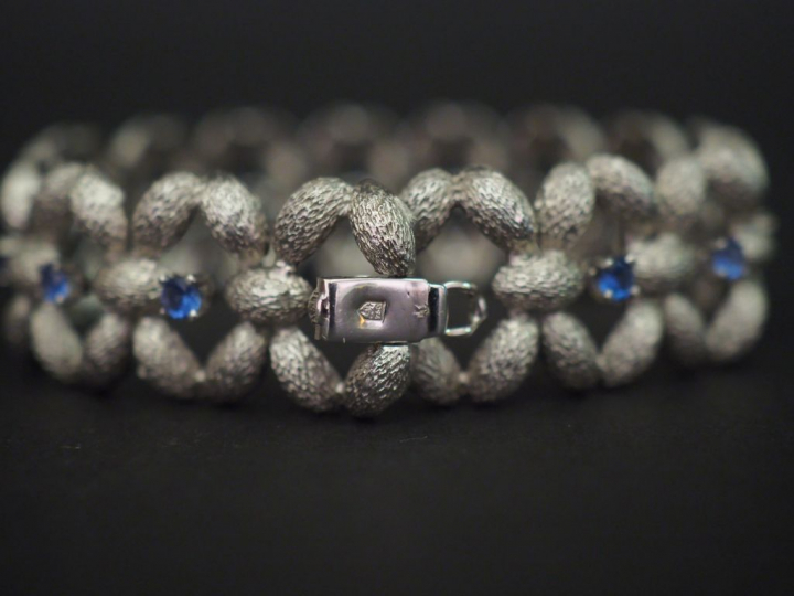 Bracelet manchette articulé en or blanc, à décor de croisillons sertis