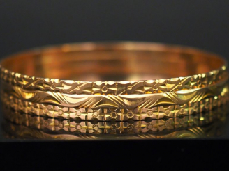 Vente aux enchères Trois bracelets jonc en or jaune, à décor de frises de fleurs, motifs 