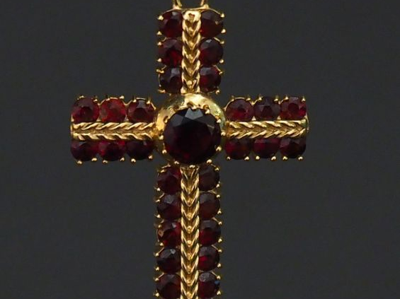 	Pendentif en forme de croix en or jaune, serti sur chaque branche de 