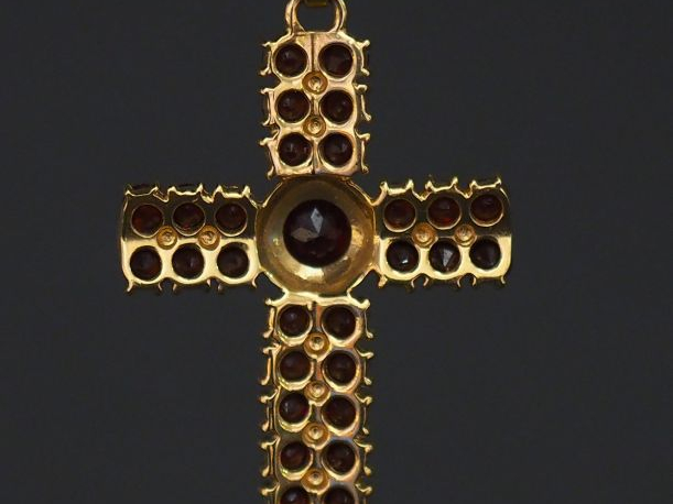 	Pendentif en forme de croix en or jaune, serti sur chaque branche de 