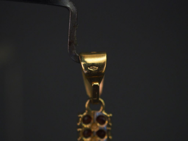 	Pendentif en forme de croix en or jaune, serti sur chaque branche de 