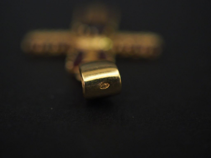 	Pendentif en forme de croix en or jaune, serti sur chaque branche de 