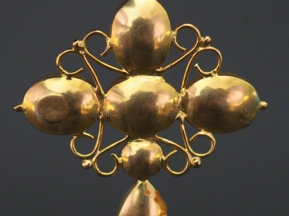 	Pendentif en forme de croix en or jaune, serti de six grenats, décor 