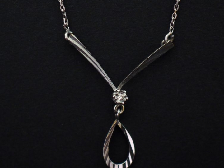 Collier en or blanc, à décor d’une pendeloque sertie d’un petit diaman