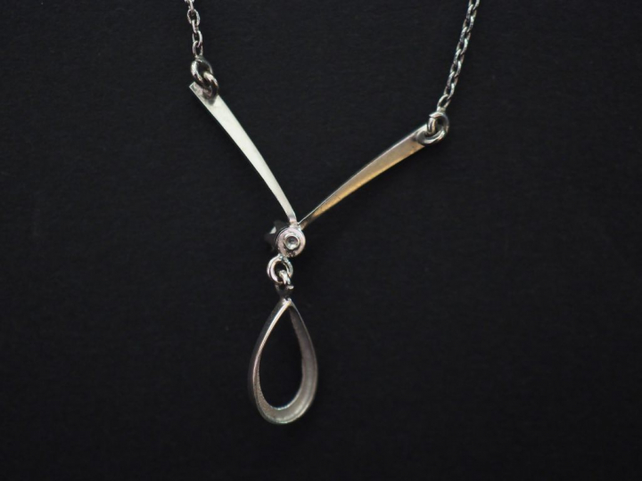 Collier en or blanc, à décor d’une pendeloque sertie d’un petit diaman