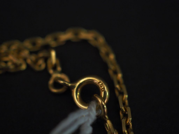 Collier en or jaune, maille forçat, à décor d’un pendentif en or jaune