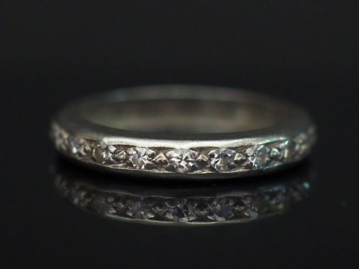 	Alliance américaine en platine, sertie de petits diamants. TDD. 50 Po