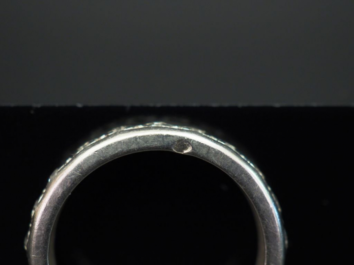 	Alliance américaine en platine, sertie de petits diamants. TDD. 50 Po