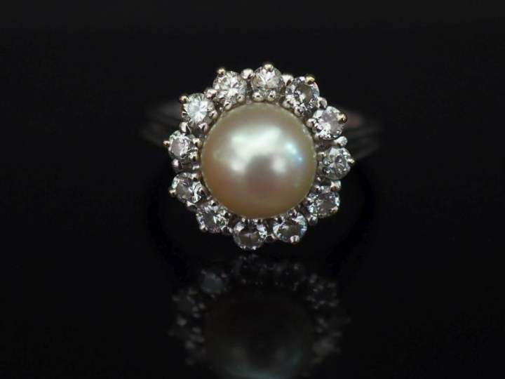 Bague marguerite en or blanc, sertie en son centre d’une perle entouré