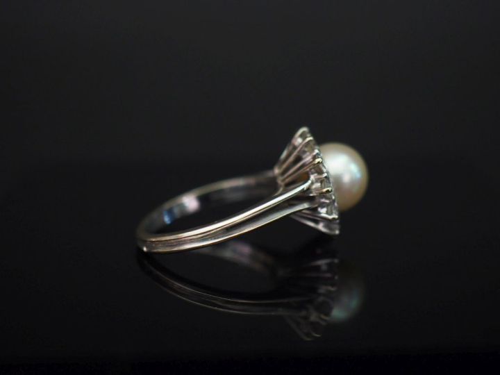 Bague marguerite en or blanc, sertie en son centre d’une perle entouré