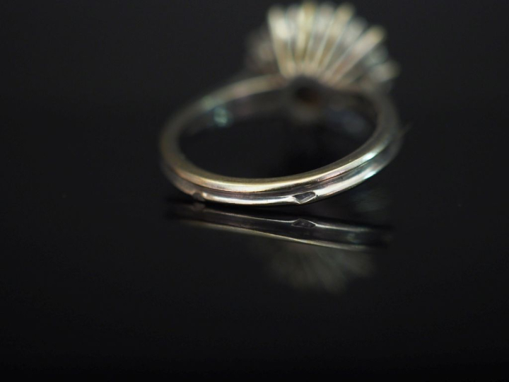 Bague marguerite en or blanc, sertie en son centre d’une perle entouré