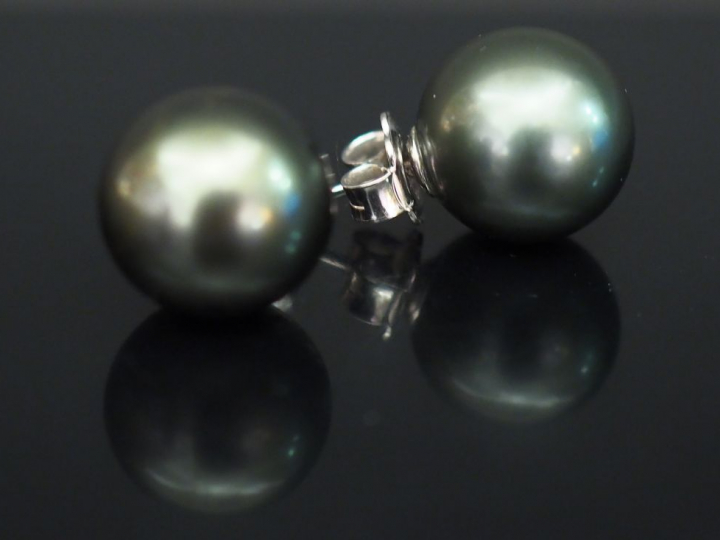 	Paire de perces oreilles en or blanc, sertis d’une perle de Tahiti. D