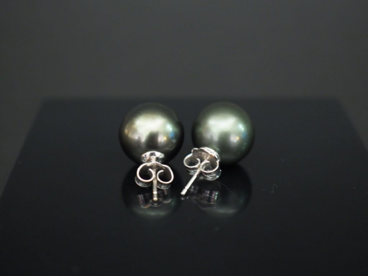 	Paire de perces oreilles en or blanc, sertis d’une perle de Tahiti. D