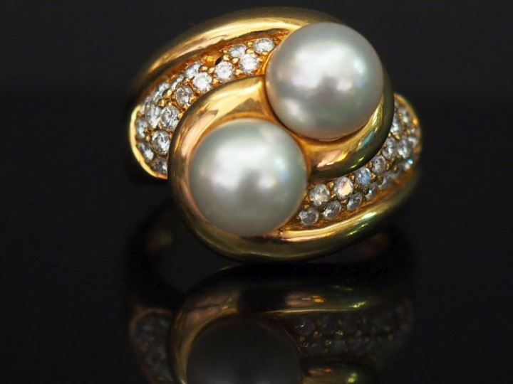 	Bague dite « Toi   Moi » en or jaune, sertie de deux perles blanches 