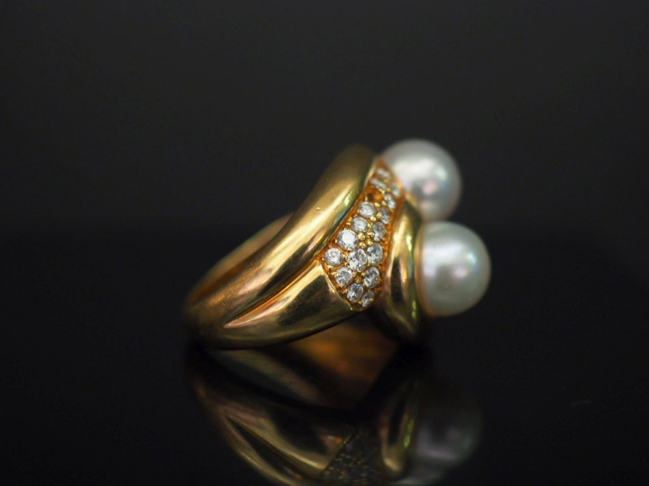 	Bague dite « Toi   Moi » en or jaune, sertie de deux perles blanches 