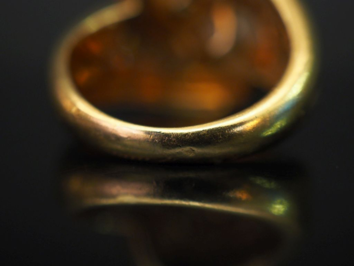 	Bague dite « Toi   Moi » en or jaune, sertie de deux perles blanches 