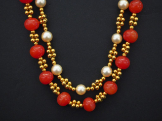 Vente aux enchères 	Collier double rangs en or jaune, perles de culture et perles de corn