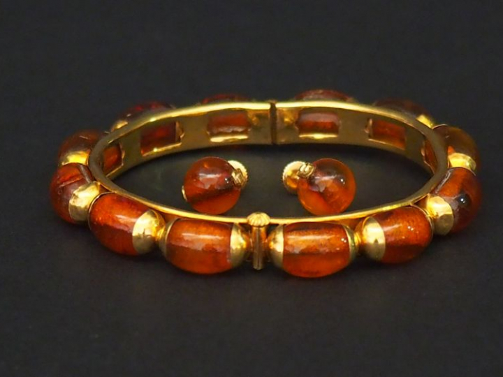 Parure en or jaune et ambre. Comprenant : - une paire de perces oreill