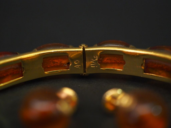 Parure en or jaune et ambre. Comprenant : - une paire de perces oreill