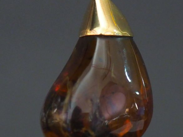 Pendentif en ambre, monture en or jaune. H. 4,5 cm Poids tel. 12,09 g