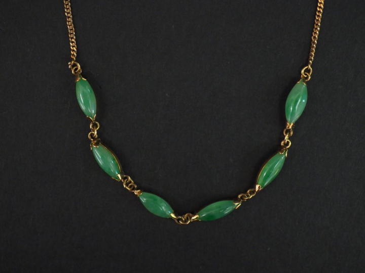 Collier en or jaune 14k, à décor de six médaillons sertis de jade en c