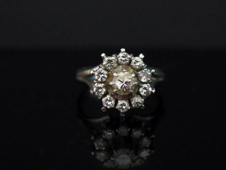 	Bague en or blanc, sertie en son centre d’un diamant taille ancienne 