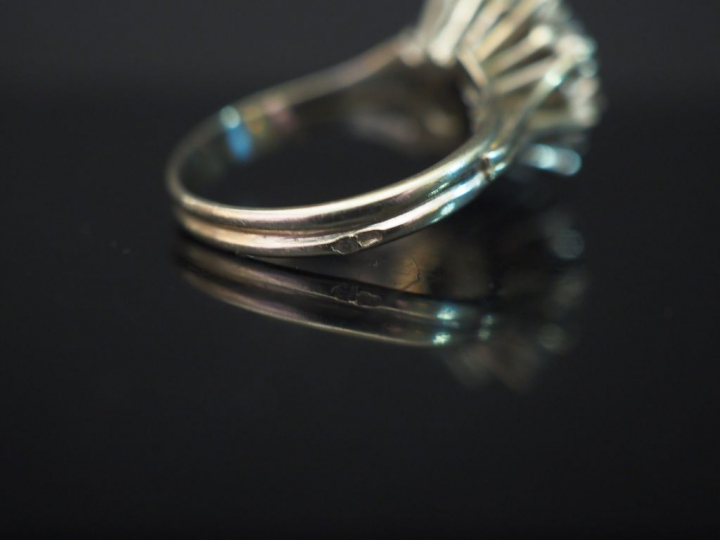 	Bague en or blanc, sertie en son centre d’un diamant taille ancienne 