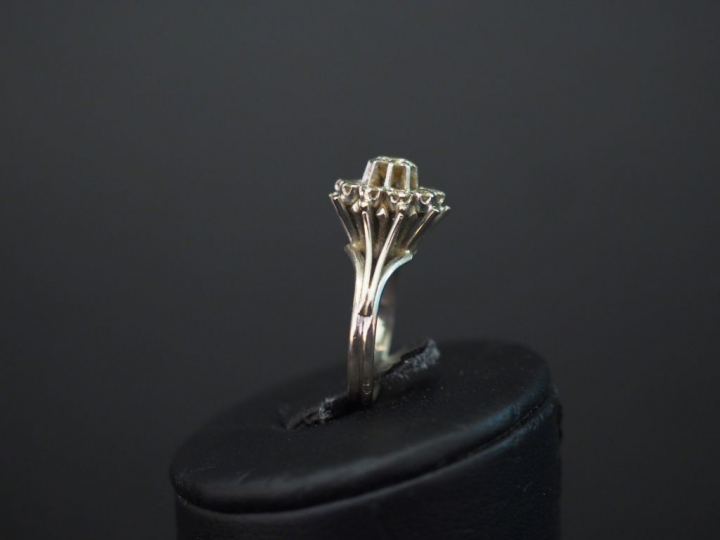 	Bague en or blanc, sertie en son centre d’un diamant taille ancienne 