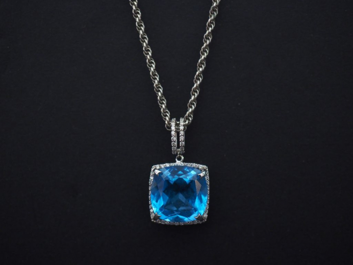 Pendentif en or blanc 14k, serti en son centre d’une pierre bleu turqu