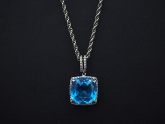 Vente aux enchères Pendentif en or blanc 14k, serti en son centre d’une pierre bleu turqu