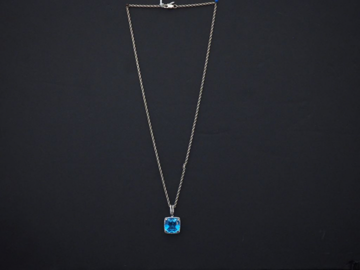 Pendentif en or blanc 14k, serti en son centre d’une pierre bleu turqu
