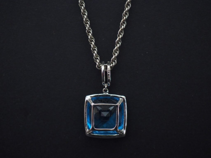 Pendentif en or blanc 14k, serti en son centre d’une pierre bleu turqu