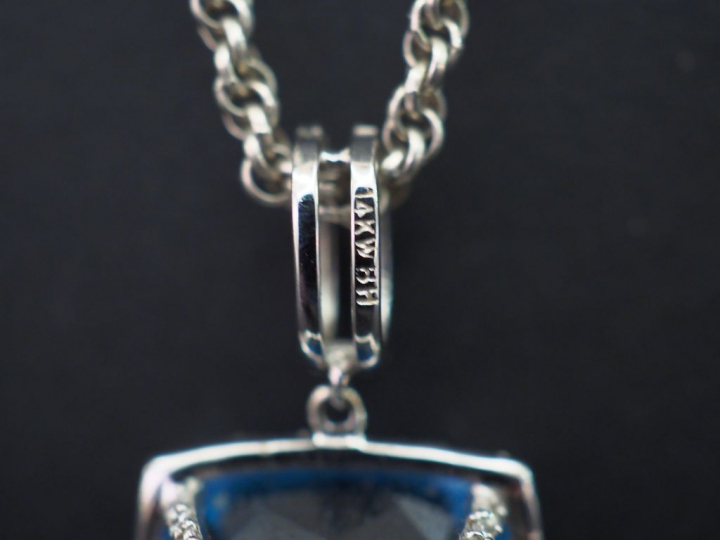 Pendentif en or blanc 14k, serti en son centre d’une pierre bleu turqu