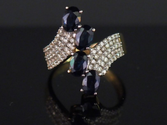 Vente aux enchères Bague moderne en or jaune, sertie en son centre de quatre saphirs.  Mo