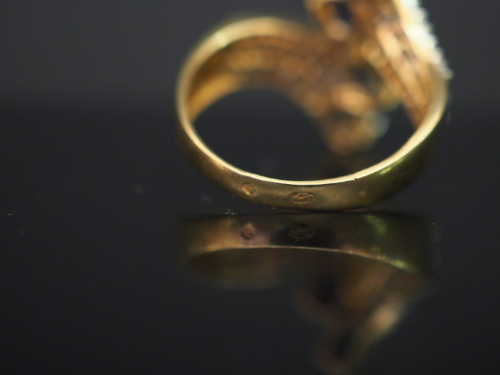 Bague moderne en or jaune, sertie en son centre de quatre saphirs.  Mo