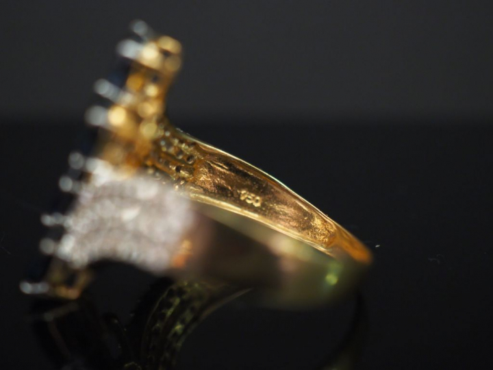 Bague moderne en or jaune, sertie en son centre de quatre saphirs.  Mo