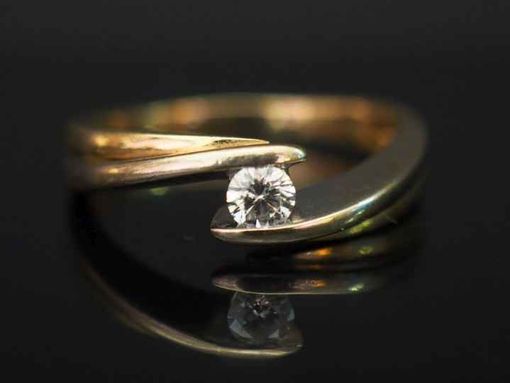 MODIANI Bague moderne deux tons d’or, sertie en son centre d’un diaman