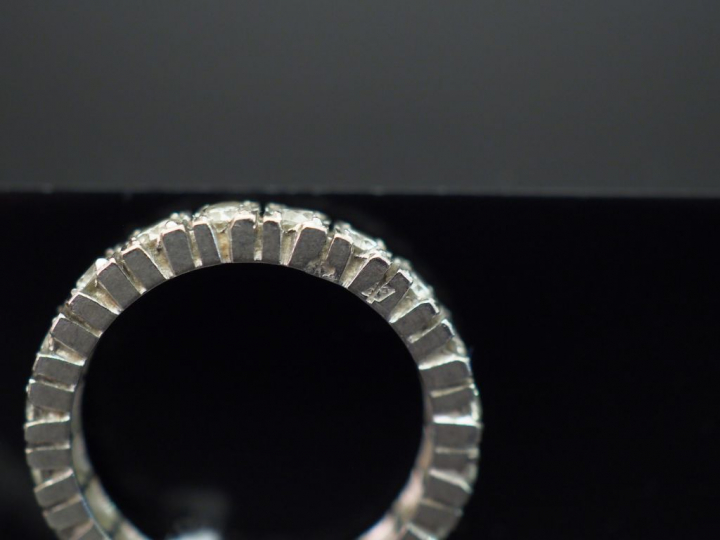 	Alliance américaine en platine, sertie de diamants. TDD. 50 Poids tel