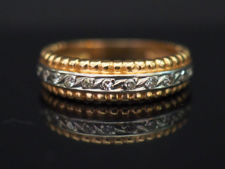 Demi-alliance deux tons d’or, sertie d’une ligne de onze petits diaman