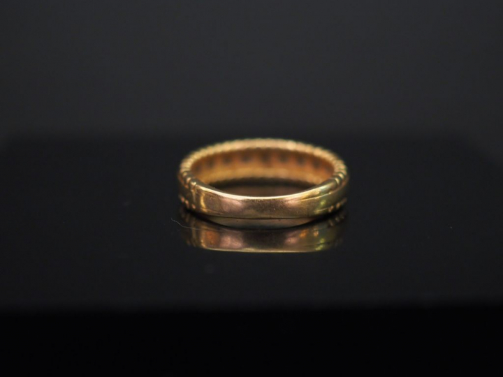 Demi-alliance deux tons d’or, sertie d’une ligne de onze petits diaman