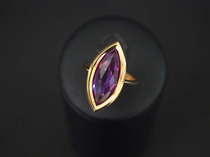 Bague ovale en or jaune, sertie d’une améthyste. TDD. 56 Poids tel. 5,