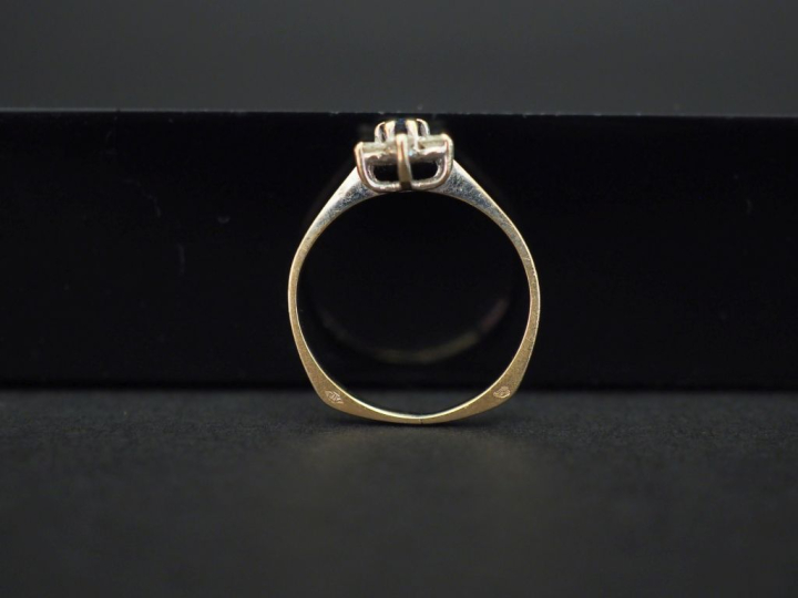 Petite bague de forme marguerite en or blanc, sertie en son centre d’u